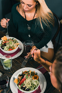 吃得苦中苦方为人上人素食餐厅的女朋友吃饭喝酒玩得开心背景