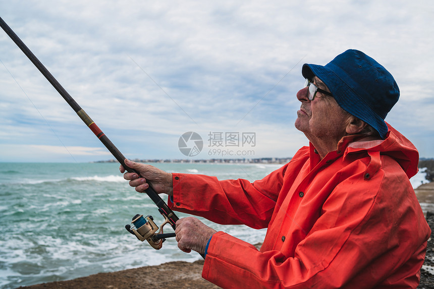 长者在海上钓鱼享受生活钓鱼和运动概念的肖像图片