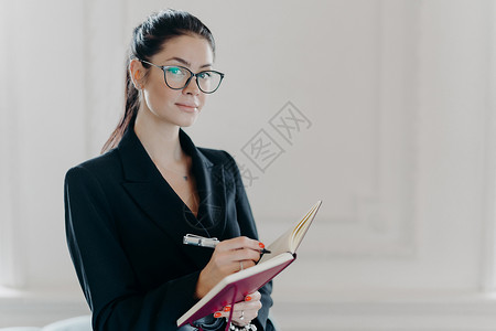 戴眼镜的女教师在做笔记图片