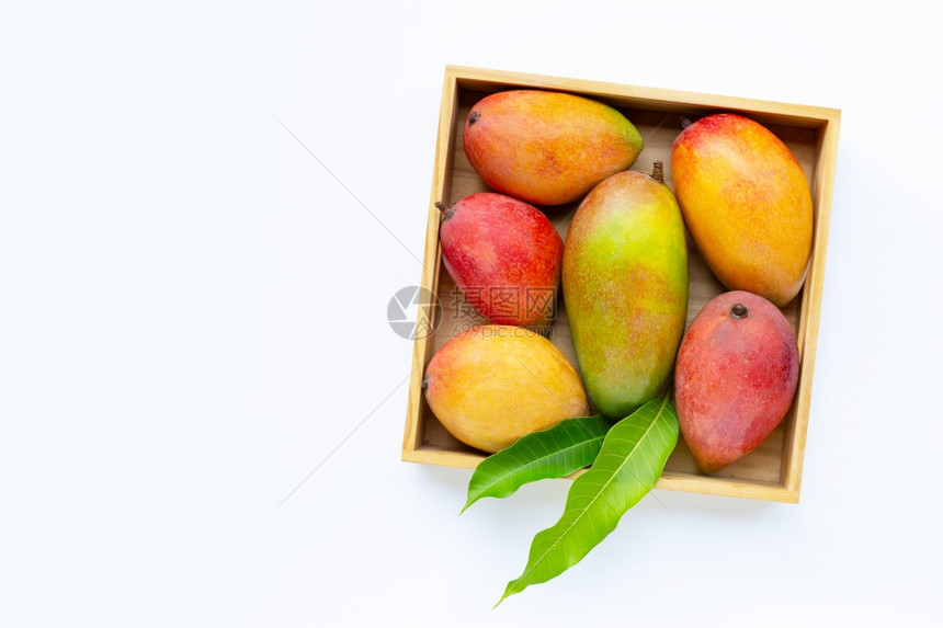 热带水果白色背景的木箱芒果图片