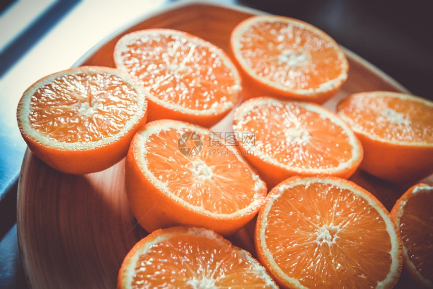 托盘上一串新鲜有机切橙子托盘上一连串新鲜切橙子图片