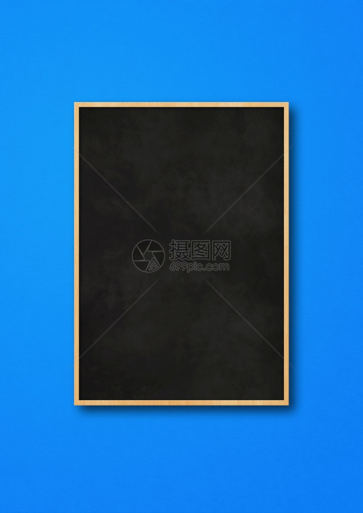 传统的黑板在蓝色背景上被孤立空白垂直模拟版传统的黑板在蓝色背景上被孤立图片