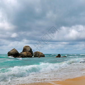 美丽的海景沙滩和巨石图片