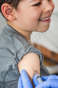 小男孩在医生办公室接种疫苗背景图片