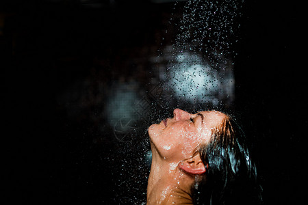 美丽的女士在温泉中心桑拿浴后洗澡美丽的女士在洗澡时图片
