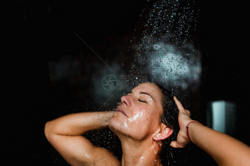 在温泉中心洗澡的美女淋浴水滴下的女人图片