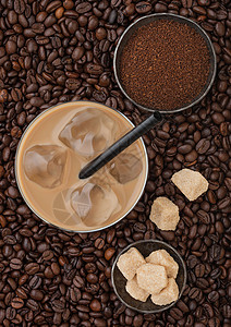 鲜生咖啡豆和加冰块的咖啡背景图片