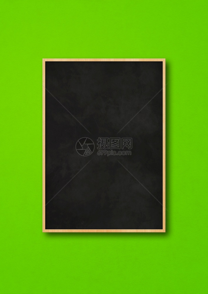 传统黑板在绿色背景上被孤立空白垂直模拟版传统黑板在绿色背景上被孤立图片