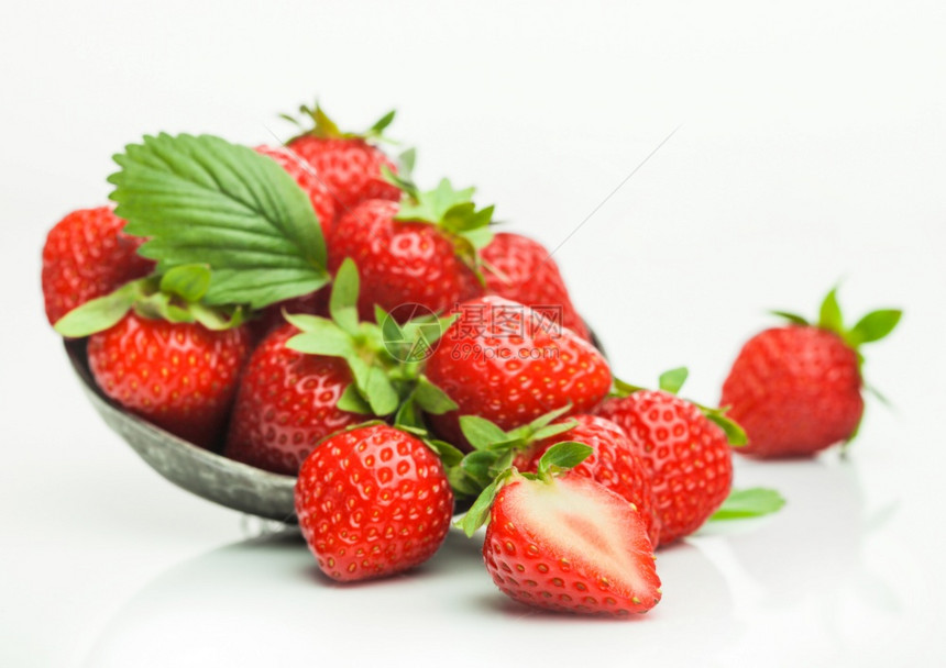 新鲜生有机草莓钢碗板叶白色背景边有浆果图片