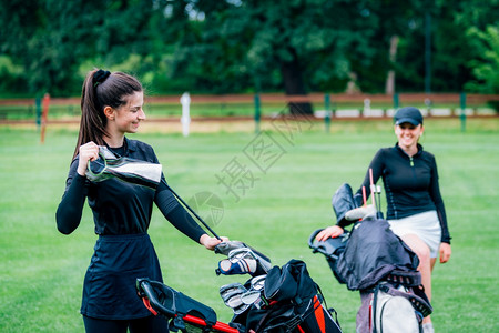 两个年轻女士打高尔夫玩得开心图片