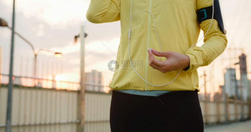 清晨在人行道桥上穿运动服的韩国少女图片