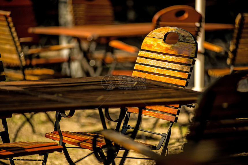 花园餐厅的空椅子和桌图片