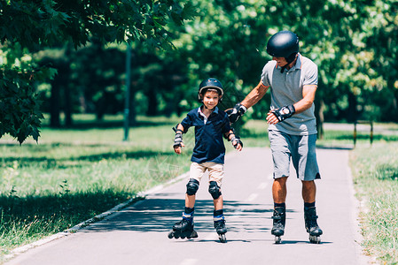 和爷在公园玩滑溜冰暑假高清图片