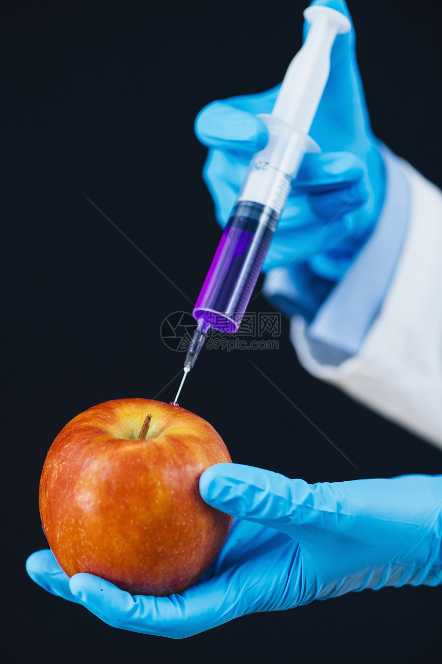 将化学品注入苹果水的恶劣做法图片