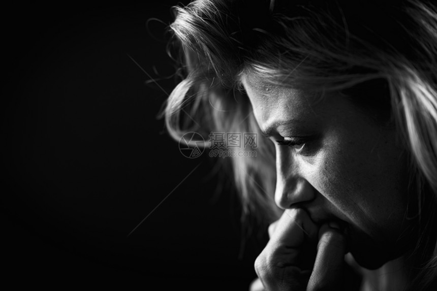 恐惧和焦虑女面对强烈的负情绪图片