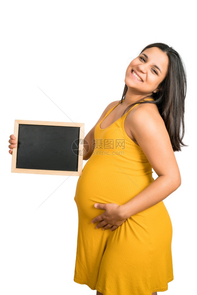 关闭孕妇在黑板上持有和展示的东西怀孕产和晋升广告概念图片