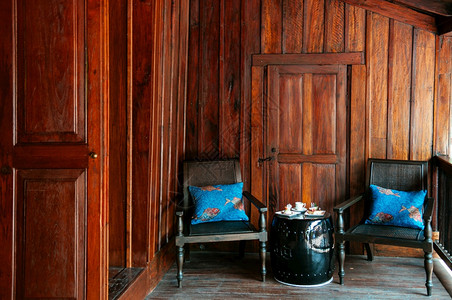 Chiangmthlnd古董茶叶木制椅子和咖啡桌图片