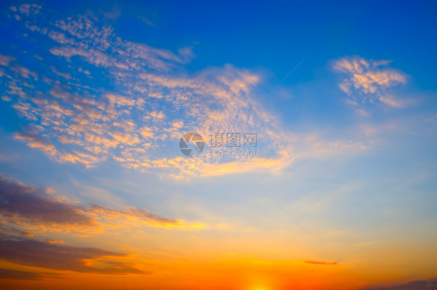 橙色天空的日出和云彩景象图片