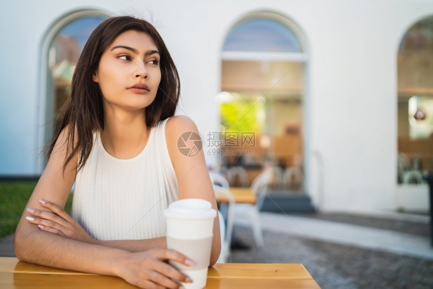 年轻拉丁裔女在咖啡店喝图片
