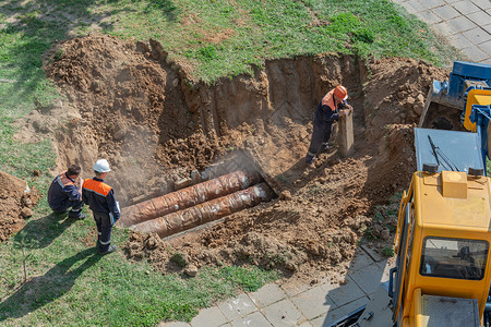 minskbelarus1eptmbr2018年7月日一组工人和个挖掘机修理爆裂加热管背景