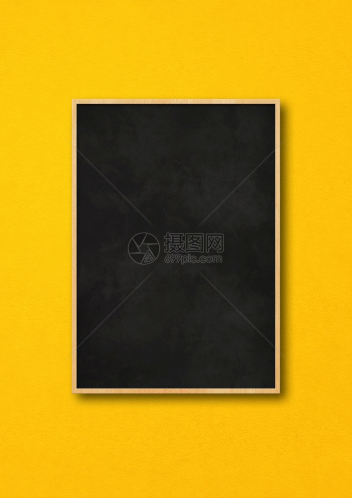 传统黑板在黄色背景上被孤立空白垂直模拟版传统黑板在黄色背景上被孤立图片