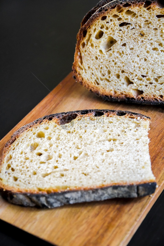 传统的法面包切片在木制板上传统的法面包切片在板上图片