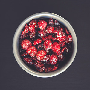 厨房桌上的碗里有红莓在厨房桌上的碗里顶层风景图片