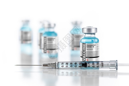 灵丹妙药反射表面的疫苗瓶和注射器背景