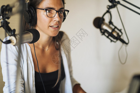 插曲电台播客概念女电台主持人在播客演室用麦克风讲女电台主持人背景