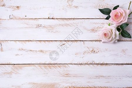 生日邀请在白漆的木小说复制空间上加粉红玫瑰高清图片