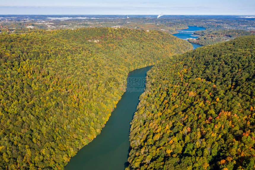 秋天从狭窄的森林峡谷流向靠近摩根镇的欺骗湖背着落色向西弗吉尼亚湖看的欺骗河狭窄峡谷图片
