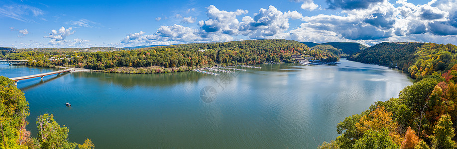 西弗吉尼亚州摩根敦附近的奇奇湖周围秋色的空中无人机全景图西弗吉尼亚州莫根敦湖秋色空中全景图背景图片