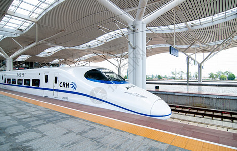 Crh2c型高速火车等待在Changs车站现代白色屋顶结构下启程图片