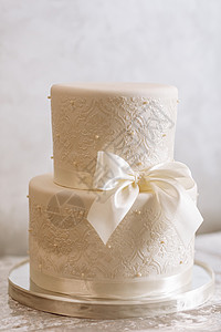 白结婚蛋糕细节带珍珠的丝图片