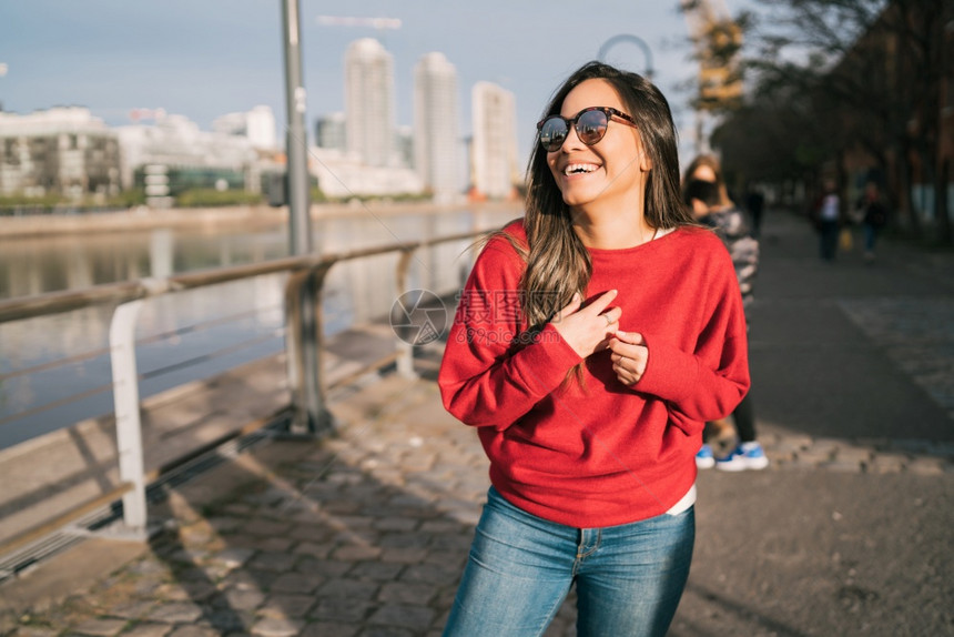 美丽的年轻自信女人肖像快乐和兴奋的户外在街上图片