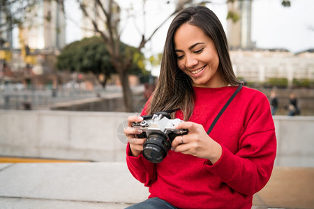 使用专业数码相机户外拍摄的年轻影女师肖像图片