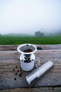 咖啡过滤器中的美味新鲜咖啡粉图片