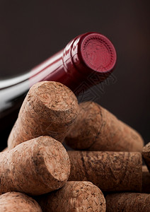 在各种葡萄酒瓶子上加红葡萄酒瓶子宏图片