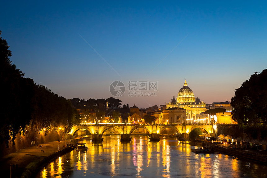 tiber河桥上的日落全景图片