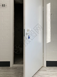 入口在空房间里门上有钥匙入口在空房间里图片