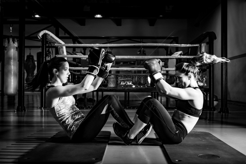 妇女打拳击训练图片