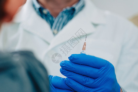 小男孩在医生办公室接种疫苗图片