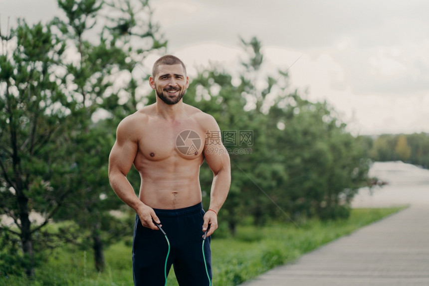 有肌肉的身体享受健训练在户外布置身穿躯的强壮男子使用运动设备锻炼呼吸新鲜空气图片