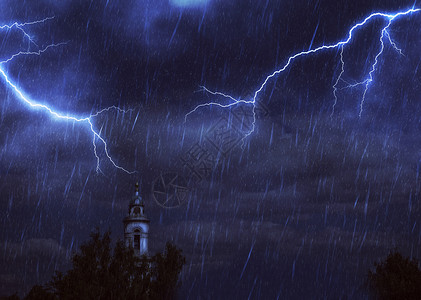 古老的教堂钟塔夜间暴风雨和闪电背景图片