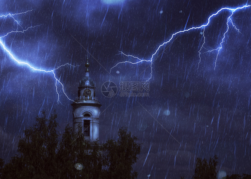 古老的教堂钟塔夜间暴风雨和闪电图片