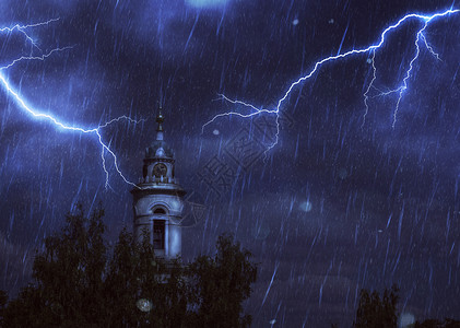 古老的教堂钟塔夜间暴风雨和闪电背景图片