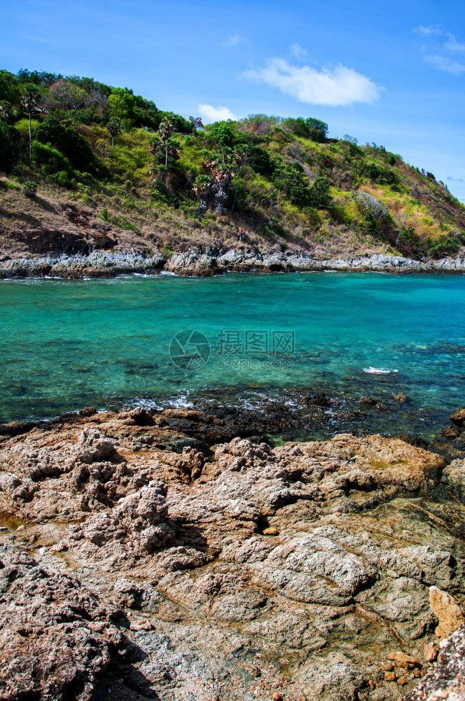 绿宝石蓝色海浪和边的岩石岸位于普吉的亚努伊海滩图片