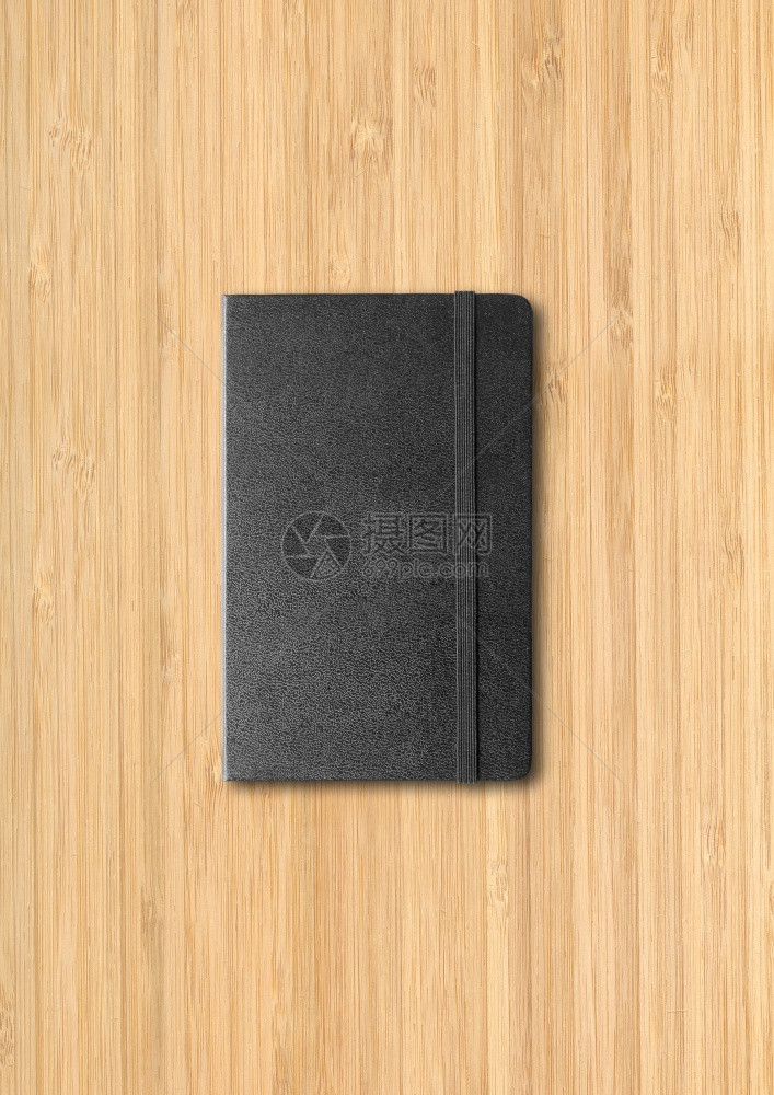 木制背景上隔离的黑色封闭笔记本模型木制背景上的黑色封闭笔记本图片