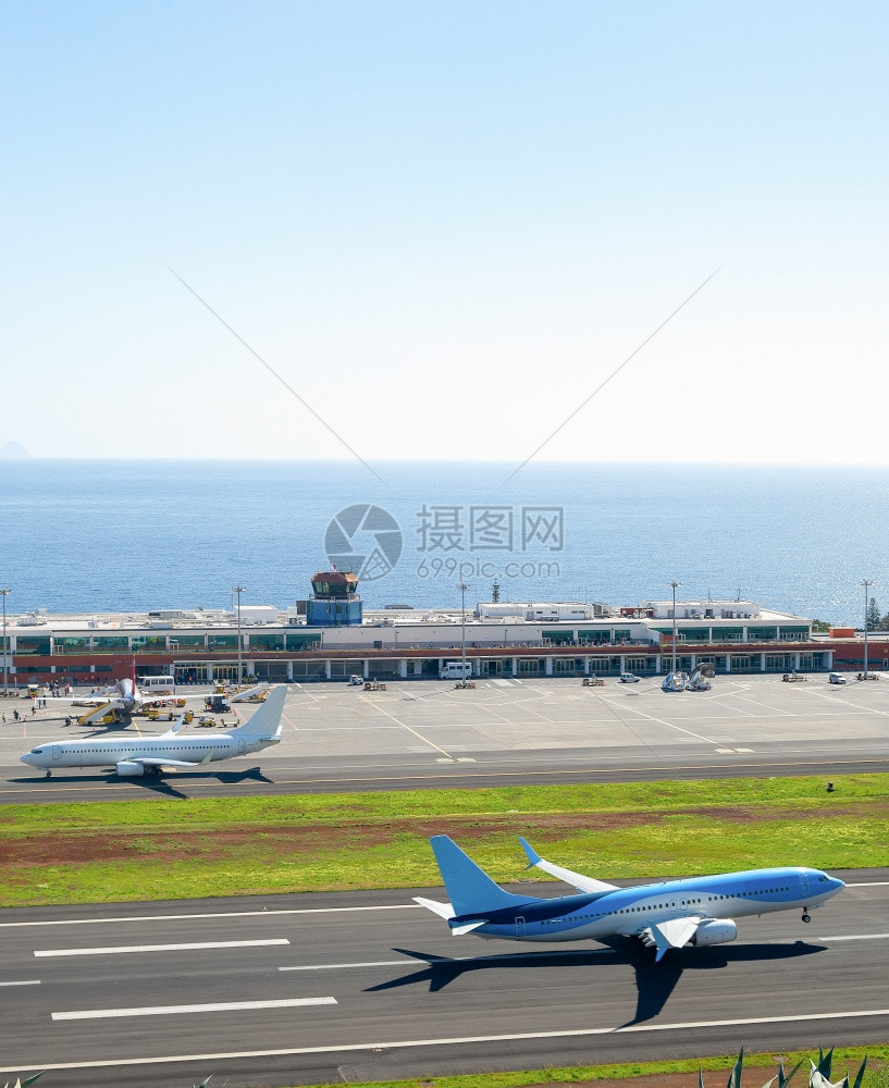 观察马德拉国际机场跑道上起飞的飞机图片