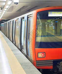 地铁列车位于Lisbon地下铁列车图片